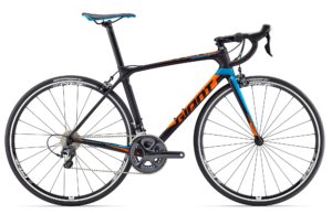 vélo noir orange et bleu Giant