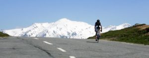 cycliste devant montagne enneigée