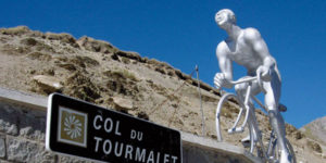 statue de cycliste et panneau du tourmalet